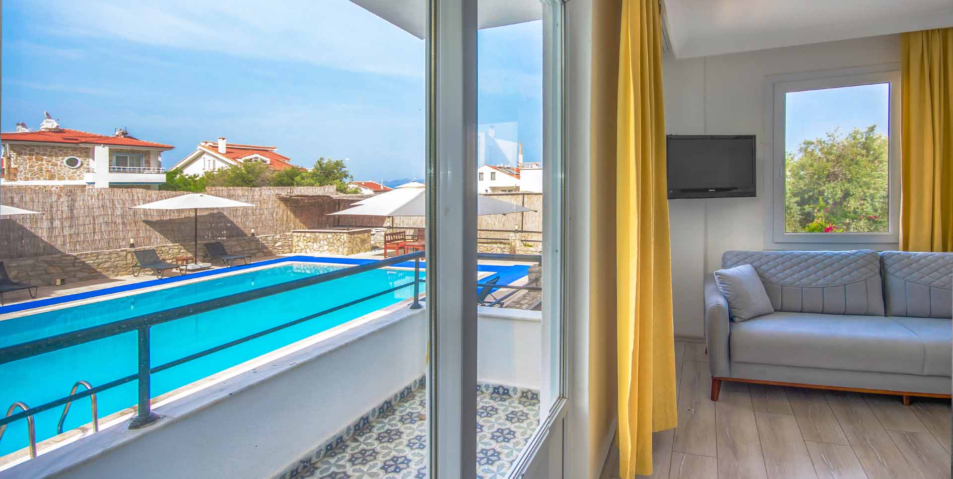 Sitzbereich im Deluxe Zimmer mit Poolblick